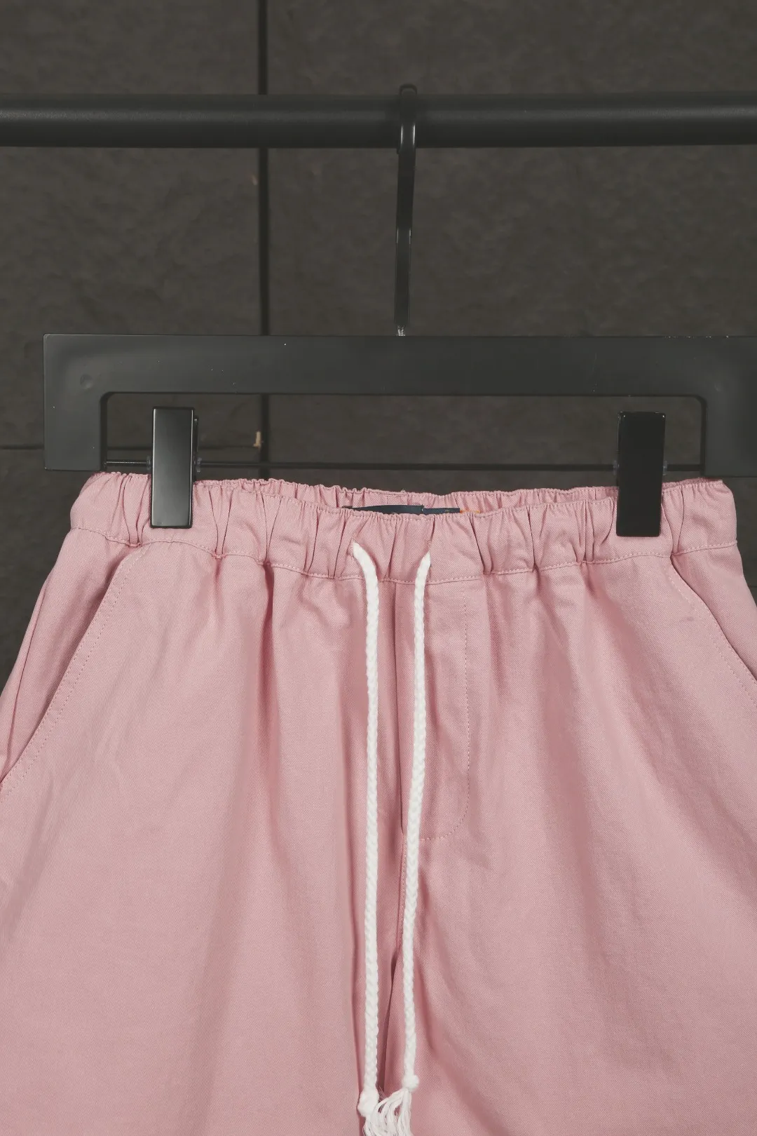 P146 Actual photo [Hot in summer] Style number: 25051# Color: Black/Navy/Khaki/Beige/Matte Pink Size: S to 100% restoration of workmanship, fake placket design with front waves, double stitched lines covering the independent waistband, 0.6 thread pressure for the whole garment ✅ - RL/women's classic drawstring cotton shorts, super long and wide-leg style, the upper body does not stick to the legs, breathable and cool, drawstring elastic waist, easy to wear and match, all shirts and short-sleeved suits are good-looking. If you like the lazy style, you must buy the refreshing commuting OOTD, practical and full, a must-have item for the summer wardrobe, clean and refreshing